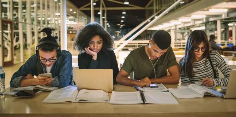 15 Best Side Hustles for College Students to Make Extra Money in 2025