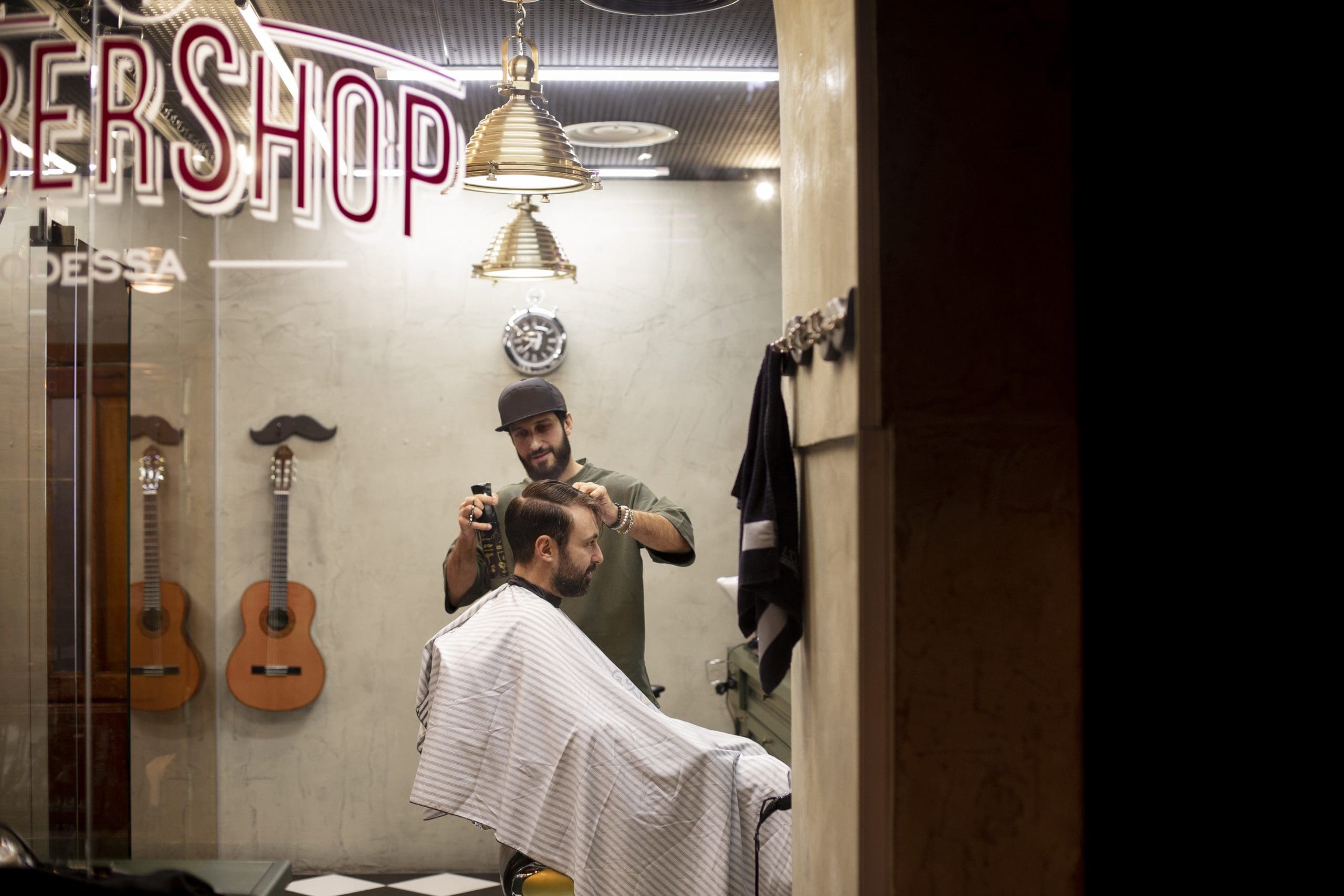 hairdresser-cutting-man
