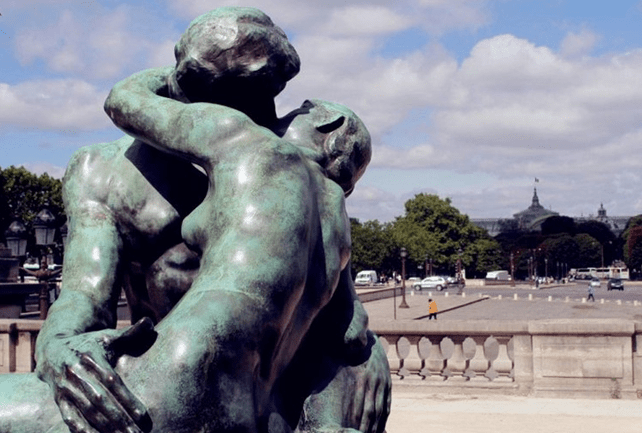 Famous Kiss Statue