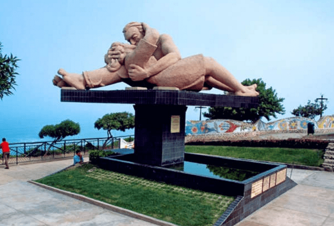 Famous Kiss Statue