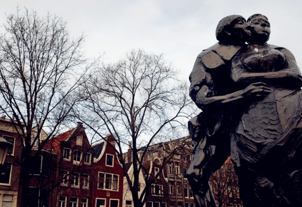 Famous Kiss Statue