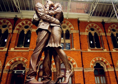Famous Kiss Statue