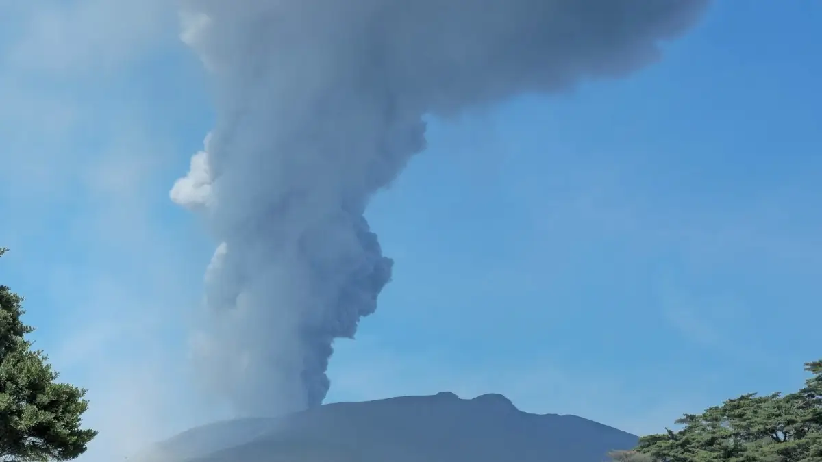Explosive eruption at Shinmoedake blankets parts of Miyazaki and Kagoshima prefectures with ash, Japan