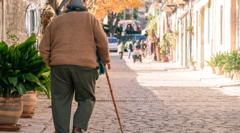 3 Reasons Why You Should Use a Seated Cane for Walking