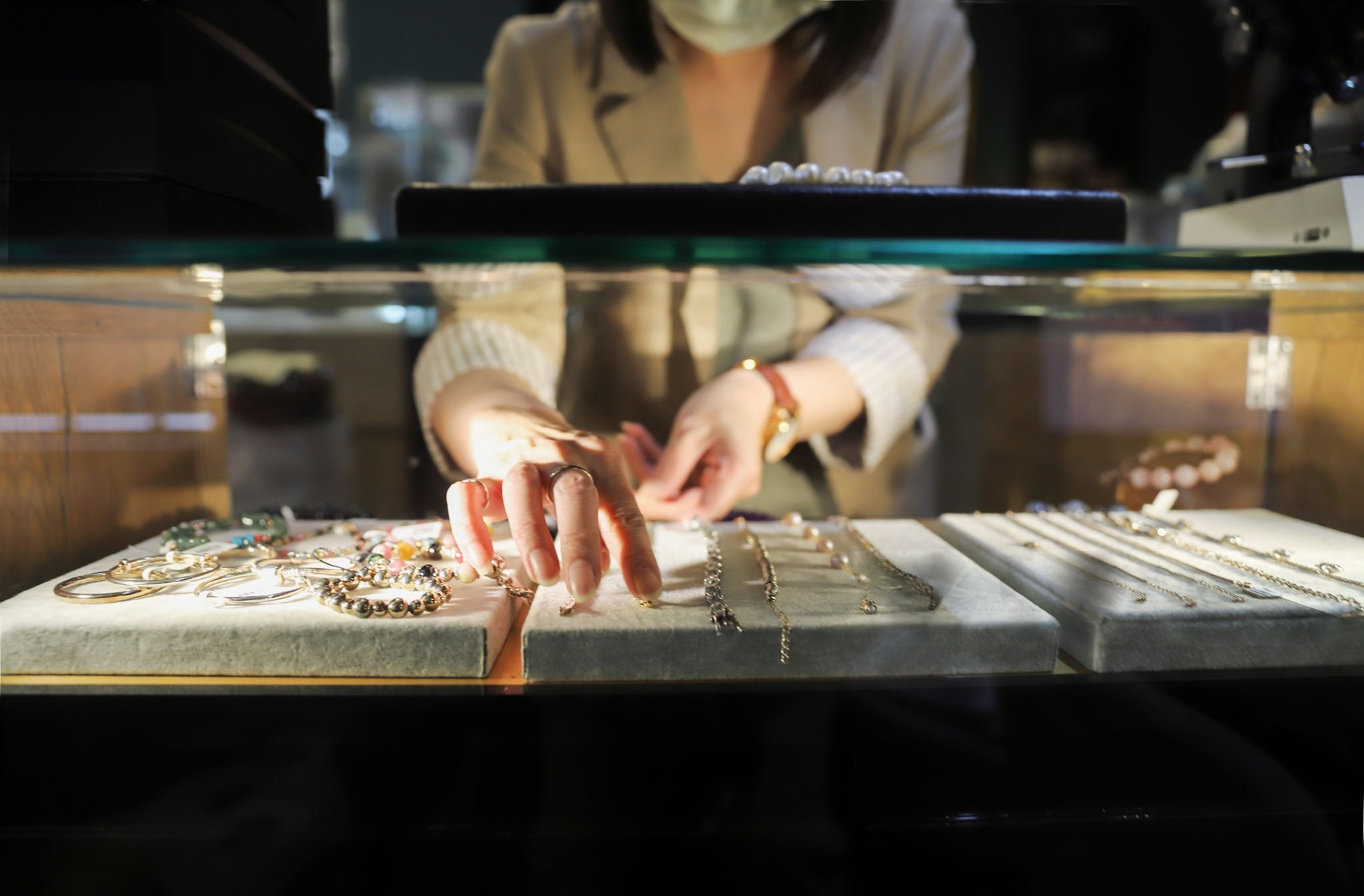 Where to Buy 18K Solid Gold Jewelry: Trusted Retailers Compared